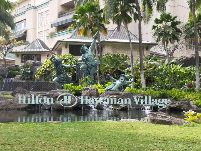 ハワイアンビレッジの玄関モニュメント
